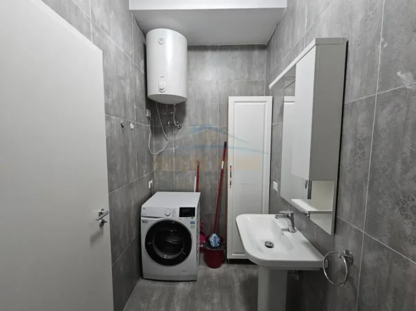 Tirane, jepet me qera apartament 1+1+Ballkon Kati 3, 63 m² 600 € (21 Dhjetori)