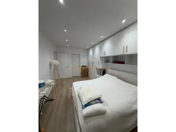 Tirane, jepet me qera apartament 2+1+Ballkon Kati 2, 141 m² 1.200 € (Kodra e Diellit)