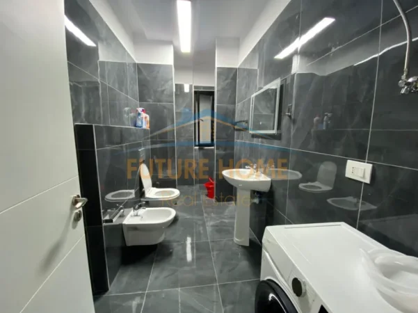 Tirane, jepet me qera apartament 1+1+Ballkon Kati 8, 81 m² 550 € (Unaza e Re)