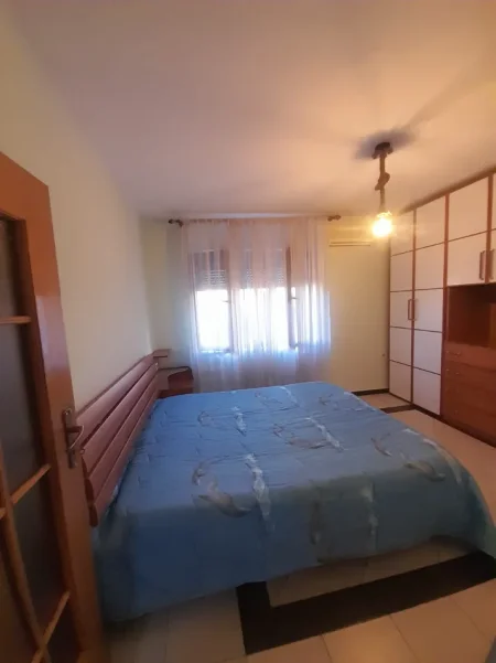 Tirane, jepet me qera apartament 1+1 Kati 3, 65 m² 50.000 Lekë te Reja, tek 21 DHJETORI, Tiranë