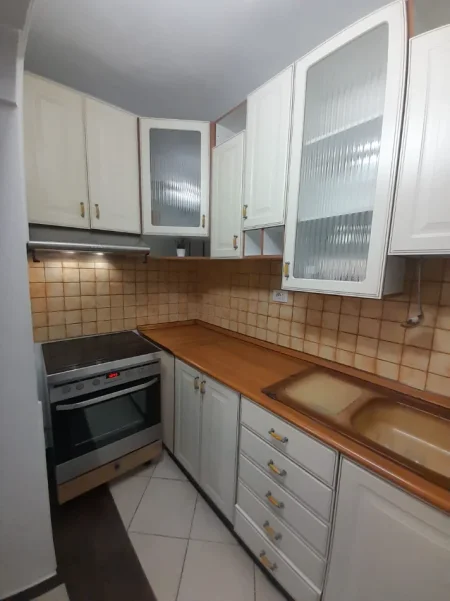 Tirane, jepet me qera apartament 1+1 Kati 3, 65 m² 50.000 Lekë te Reja, tek 21 DHJETORI, Tiranë