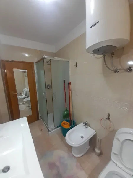 Tirane, jepet me qera apartament 1+1 Kati 3, 65 m² 50.000 Lekë te Reja, tek 21 DHJETORI, Tiranë
