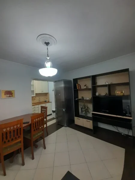 Tirane, jepet me qera apartament 1+1 Kati 3, 65 m² 50.000 Lekë te Reja, tek 21 DHJETORI, Tiranë