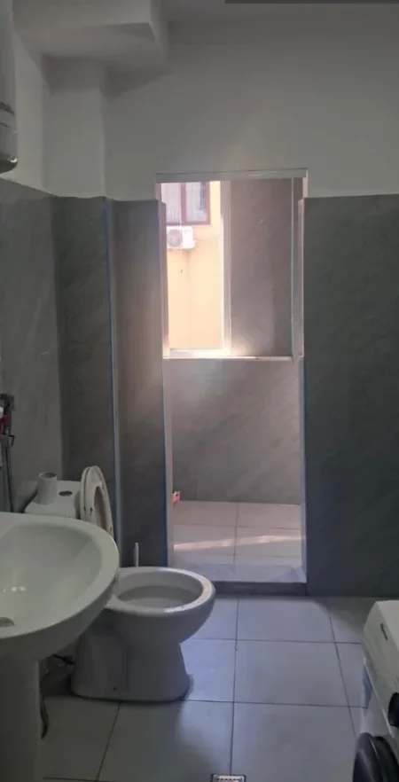 Tirane, jepet me qera apartament 1+1 Kati 3, 65 m² 500 € 