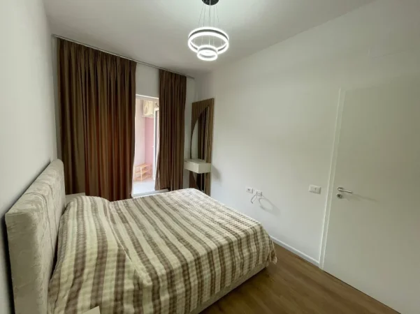 Tirane, jepet me qera apartament 1+1 Kati 3, 420€