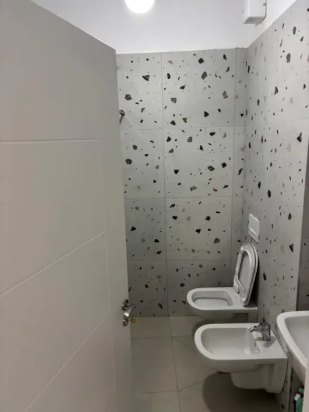 Tirane, jepet me qera 1+1+Ballkon Kati 7, 78 m² 550 € (Kompleksi i pallateve arb trans)