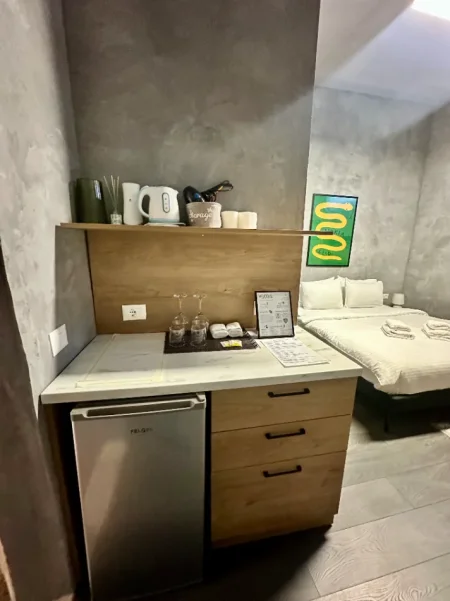 Tirane, prezantoj Dhoma me Qera Ditore