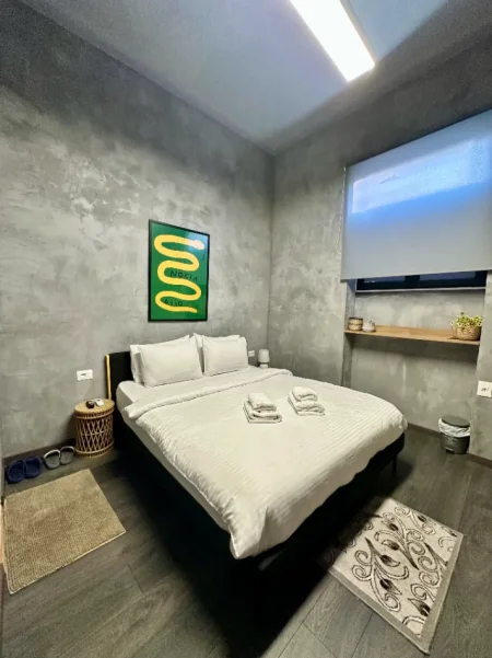 Tirane, prezantoj Dhoma me Qera Ditore