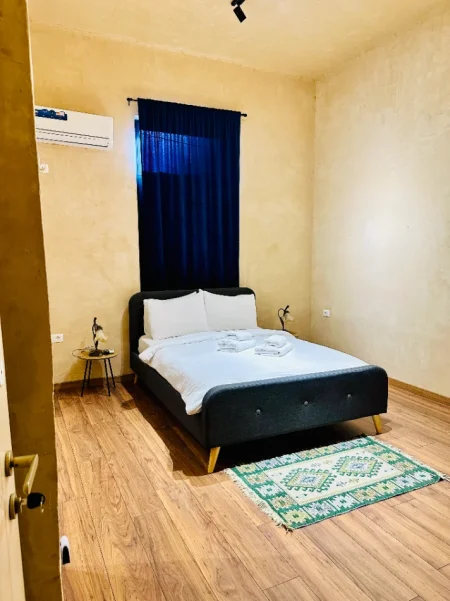 Tirane, prezantoj Dhoma me Qera Ditore