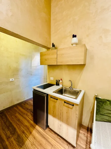 Tirane, prezantoj Dhoma me Qera Ditore