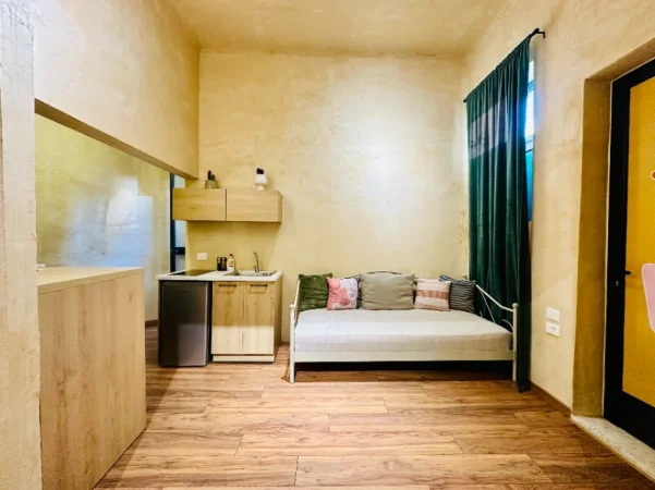 Tirane, prezantoj Dhoma me Qera Ditore