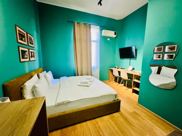 Tirane, ofroj Dhoma me Qera Ditore