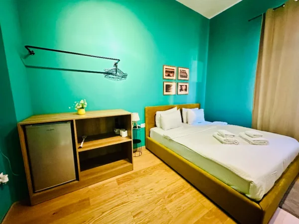 Tirane, ofroj Dhoma me Qera Ditore