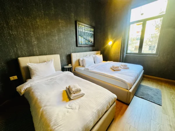 Tirane, ofroj Dhoma me Qera Ditore