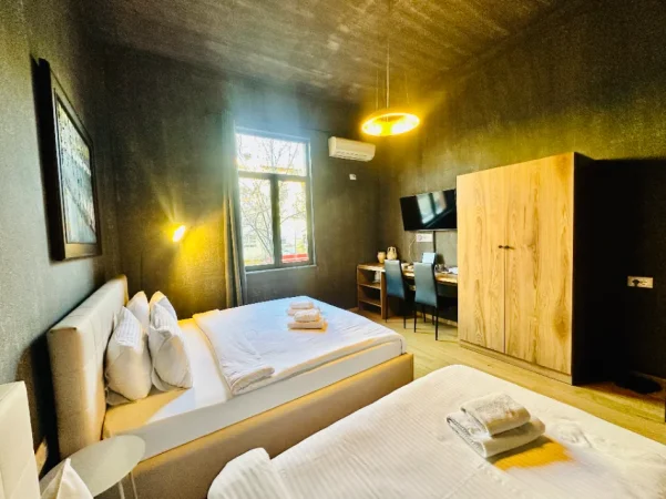 Tirane, ofroj Dhoma me Qera Ditore