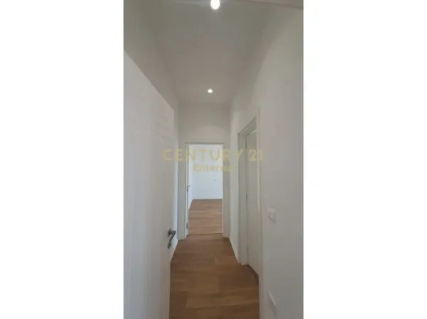 Tirane, jepet me qera ambjent biznesi Kati 20, 111 m² 1.200 € (Rruga e kavajes , Garden building)