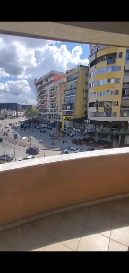 Tirane, jepet me qera apartament 2+1+Aneks+Ballkon Kati 3, 110 m² 550 € 