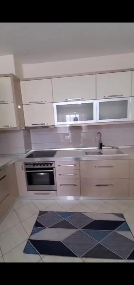 Tirane, jepet me qera apartament 2+1+Aneks+Ballkon Kati 3, 110 m² 550 € 