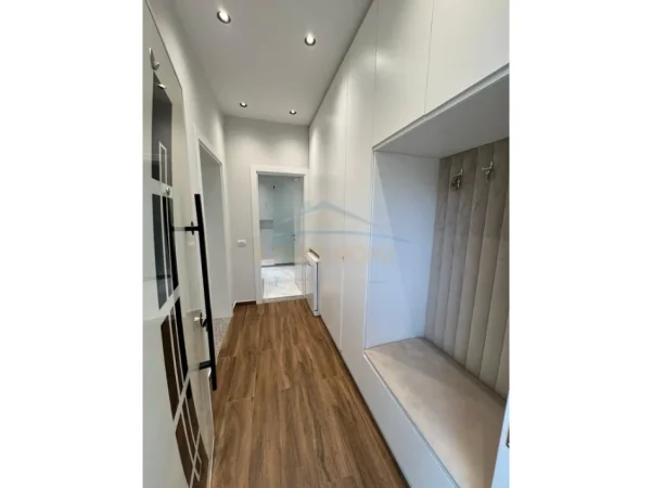 Tirane, jepet me qera Vile 2 Katshe Kati 2, 107 m² 900 € (fresku)