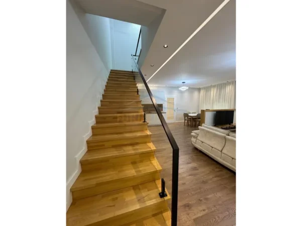 Tirane, jepet me qera Vile 2 Katshe Kati 2, 107 m² 900 € (fresku)
