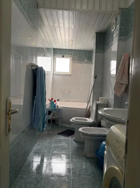 Tirane, jepet me qera apartament 2+1+Ballkon Kati 5, 68 m² 550 € (Xhamia e Tabakeve/Rr.Shyqyri Ishmi)