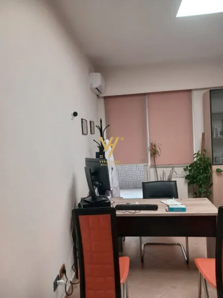 Tirane, jepet me qera zyre Kati 8, 75 m² 600 € (MYSLYM SHYRI)