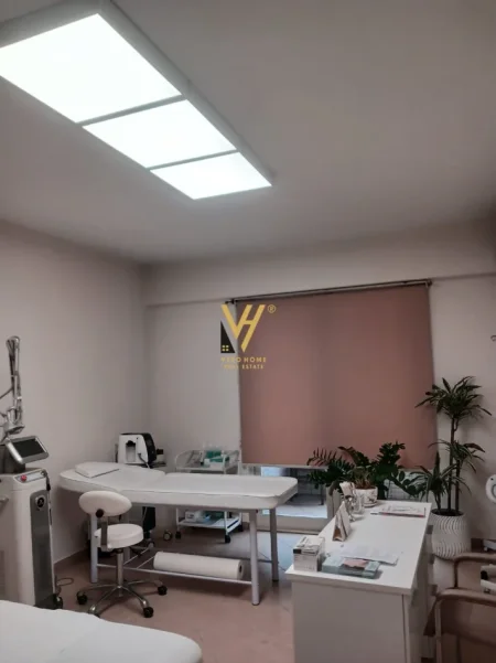 Tirane, jepet me qera zyre Kati 8, 75 m² 600 € (MYSLYM SHYRI)