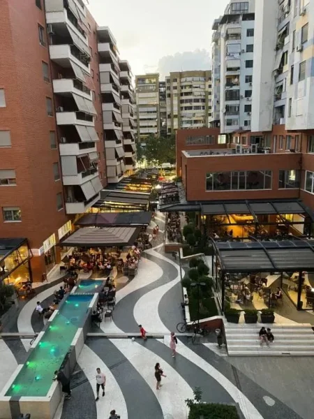 Tirane, jepet me qera apartament 1+1 , 75 m² 750 € (Kompleksi Delijorgji)