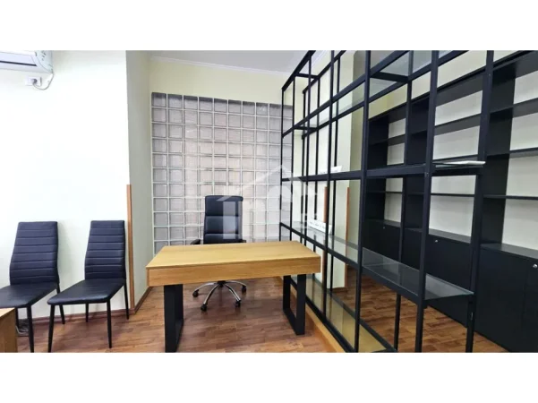 Tirane, jepet me qera zyre Kati 1, 25 m² 400 € (RRUGA E “ELBASANIT”, PËRBALLË LICEUT ARTISTIK)