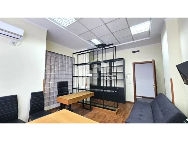 Tirane, jepet me qera zyre Kati 1, 25 m² 400 € (RRUGA E “ELBASANIT”, PËRBALLË LICEUT ARTISTIK)