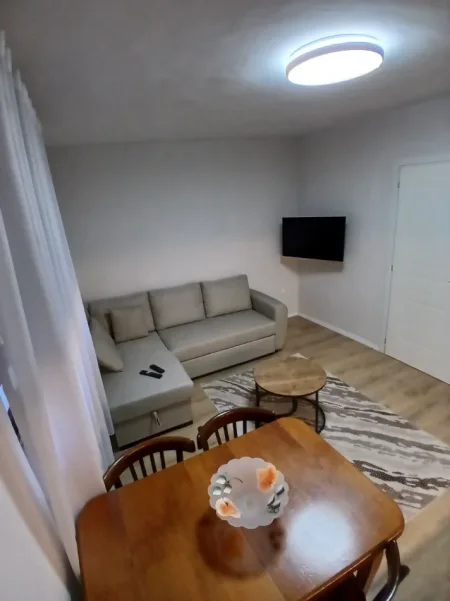 Tirane, jepet me qera apartament 1+1 Kati 2, 50 m² 400 € (Halit begaj)