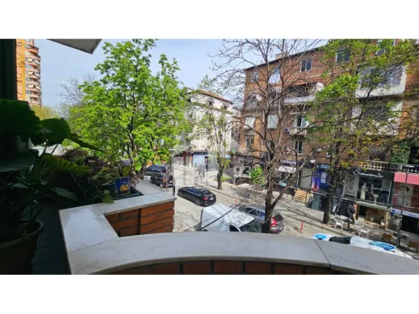 Tirane, jepet me qera ambjent biznesi Kati 1, 140 m² 2.000 € (NË BLLOK, RRUGA “SAMI FRASHËRI”)