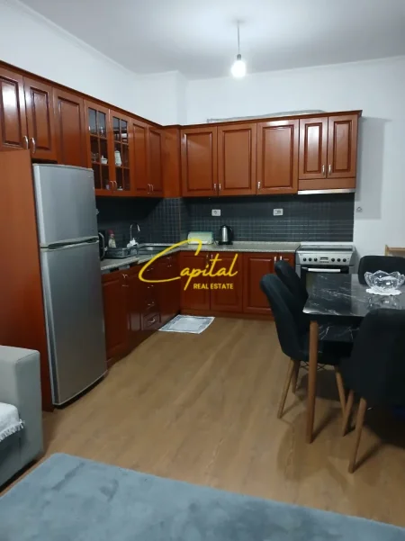 Tirane, jepet me qera apartament 2+1 Kati 1, 80 m² 400 € (FRESKU)