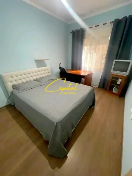 Tirane, jepet me qera apartament 2+1 Kati 1, 80 m² 400 € (FRESKU)