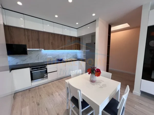 Tirane, jepet me qera apartament 1+1+Ballkon Kati 6, 70 m² 800 € (Foleja e Gjelber)