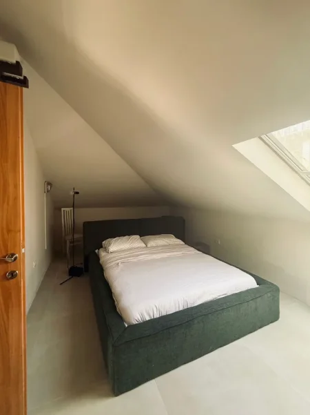 Tirane, jepet me qera apartament duplex 3 Katshe , 1.100 € 