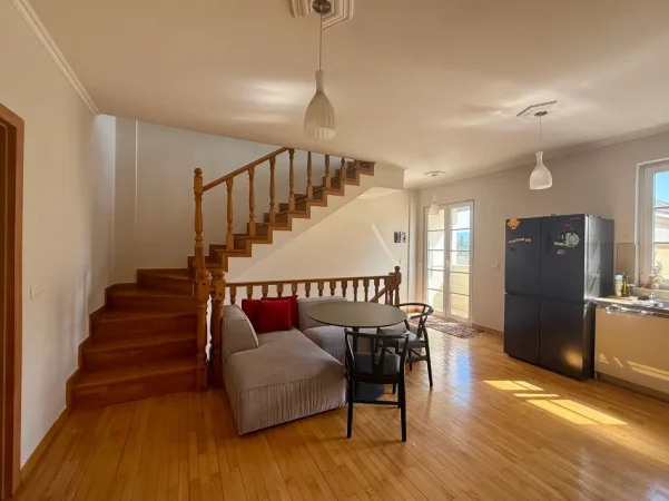 Tirane, jepet me qera apartament duplex 3 Katshe , 1.100 € 