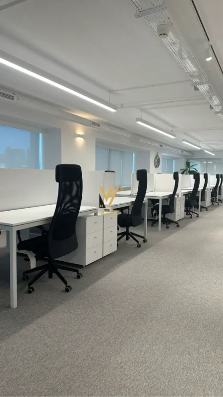 Tirane, jepet me qera zyre Kati 3, 190 m² 3.000 € (RRUGA E ELBASANIT)