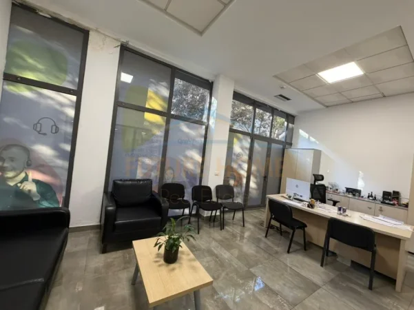 Tirane, jepet me qera zyre , 412 m² 4.700 € (rruga e dibres)