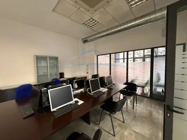 Tirane, jepet me qera zyre , 412 m² 4.700 € (rruga e dibres)