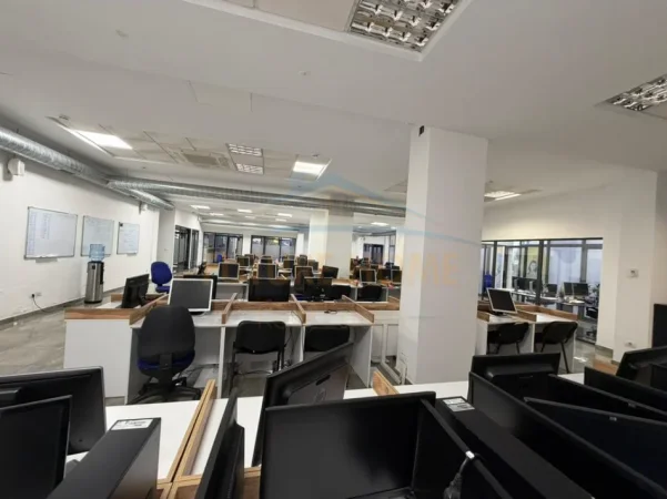 Tirane, jepet me qera zyre , 412 m² 4.700 € (rruga e dibres)