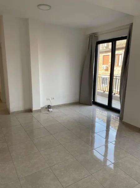 Tirane, jepet me qera apartament 2+1+Ballkon Kati 3, 800 € (Rruga Tefta Tashko Koco)
