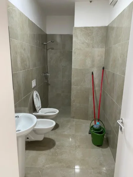 Tirane, jepet me qera apartament 2+1+Ballkon Kati 3, 800 € (Rruga Tefta Tashko Koco)