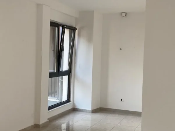 Tirane, jepet me qera apartament 2+1+Ballkon Kati 3, 800 € (Rruga Tefta Tashko Koco)