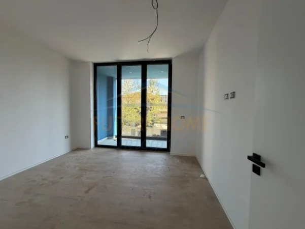 Tirane, jepet me qera ambjent biznesi Kati 1, 167 m² 2.000 € (Golden Gate)