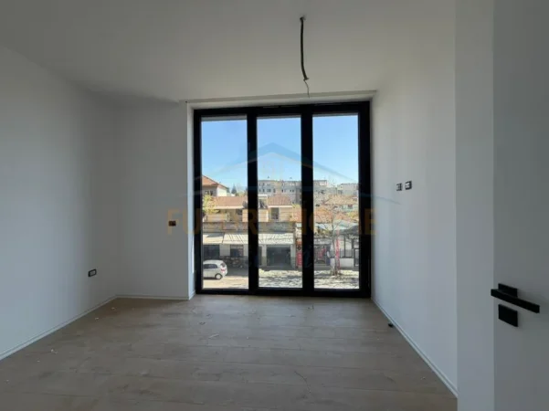Tirane, jepet me qera ambjent biznesi Kati 1, 167 m² 2.000 € (Golden Gate)