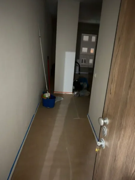 Tirane, jepet me qera zyre Kati 5, 98 m² 1.000 € (KOMUNA E PARISIT)