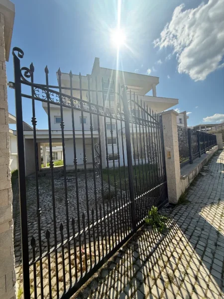 Tirane, shitet Vile 3 Katshe Kati 3, 342 m² 650000 €