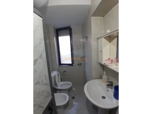 Tirane, jepet me qera apartament 2+1 Kati 1, 56 m² 600 € (BRRYLI)