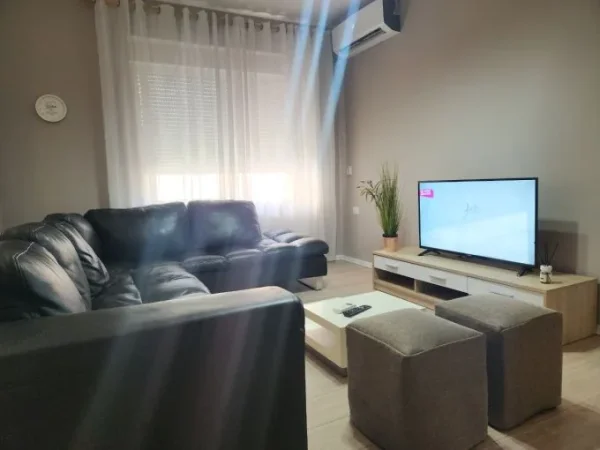 Tirane, jepet me qera apartament 1+1+Aneks+Ballkon Kati 2, 63 m² 650 € (rruga myslym shyri)